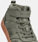 Detailopname van de voorkant van de groene Skechers hoge sneaker met veters en klittenband.
