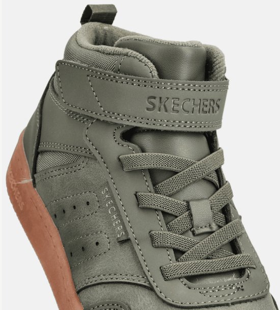 Detailopname van de voorkant van de groene Skechers hoge sneaker met veters en klittenband.
