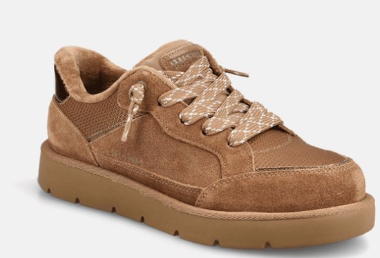 Bruine Skechers instapper van suède met stoffen details, teddy voering en veterdetail.