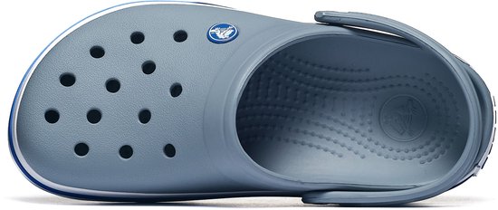 Bovenaanzicht van een grijze Crocs clog met het Crocs logo en perforaties.