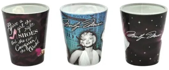 Set van drie borrelglaasjes met citaten van Marilyn Monroe, haar handtekening en portretfoto's.