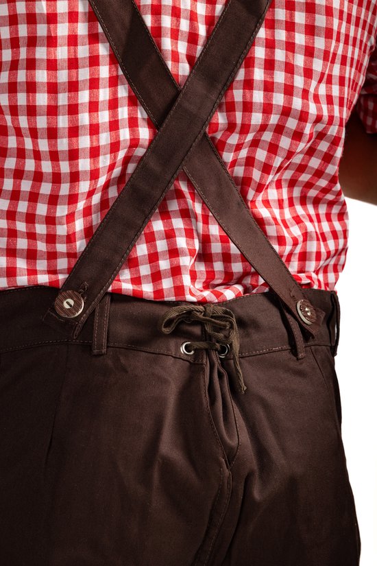 Close-up van de bruine lederhosen met bretels, koord en knopen, en het rood-wit geblokte overhemd.
