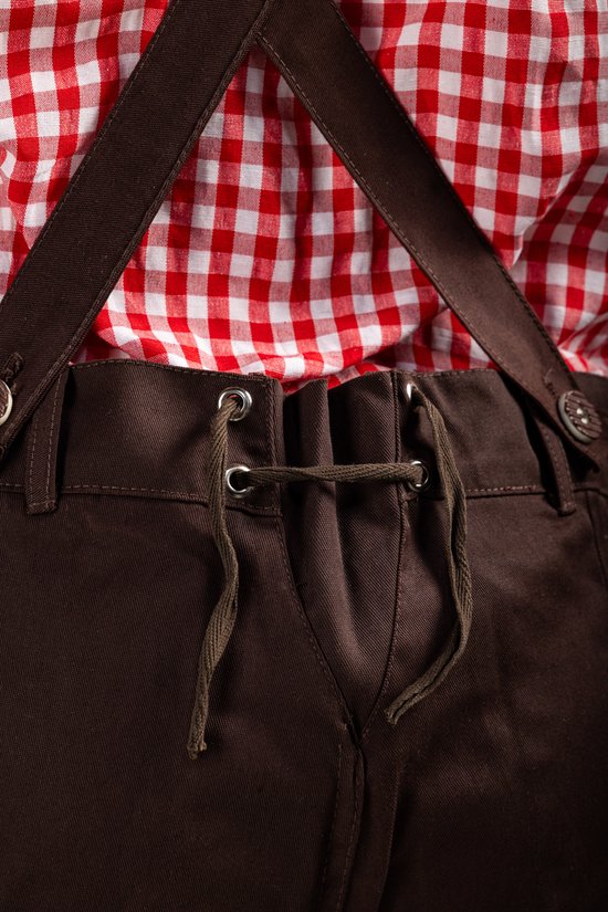 Detail van de bruine lederhosen met koord en zilverkleurige oogjes, met rood-wit geblokt overhemd en bruine bretels.