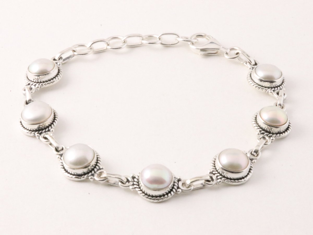 Fijn bewerkte zilveren schakelarmband met zoetwater parels
