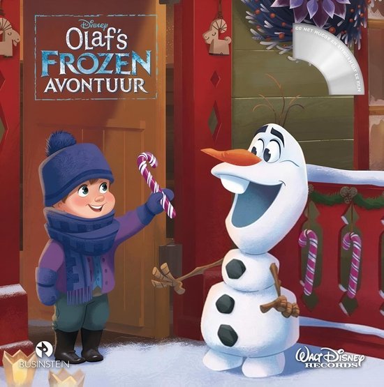 Jongen met paarse sjaal en muts geeft Olaf een zuurstok bij een rood versierd huisje.