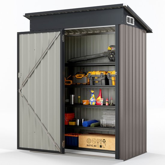 Grijze metalen tuinhuis met open deuren, vol met gereedschap en opbergdozen op planken.