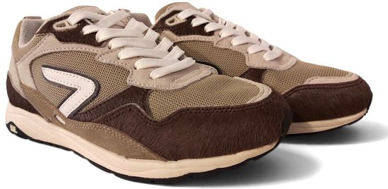 Paar HUB Wave sneakers in amandelbruin met suède en harige accenten en witte veters.