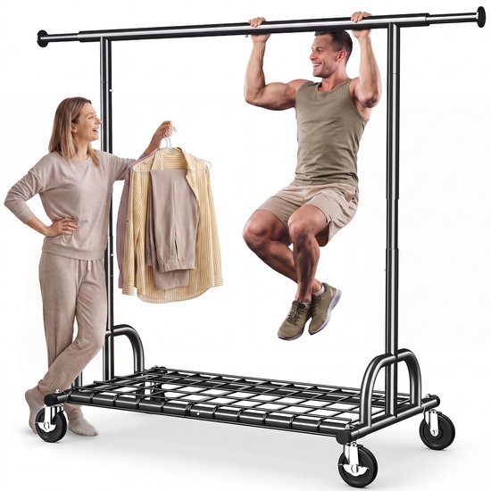 Man hangt aan een kledingrek, vrouw houdt kleding vast; rek is zwart met wielen.