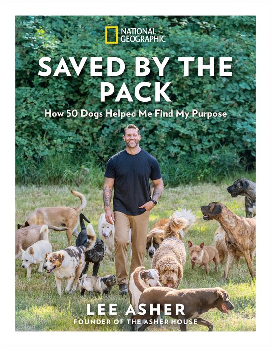 Boekomslag met Lee Asher, omringd door ongeveer 50 honden. "Saved by the Pack" staat bovenaan.