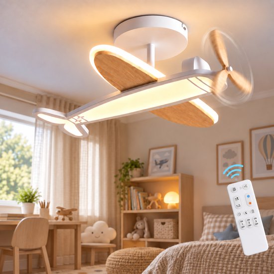Witte en houten vliegtuiglamp aan het plafond met draaiende propeller en afstandsbediening.