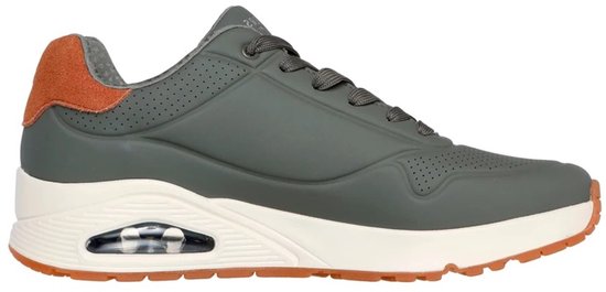 Zijaanzicht van een olijfgroene Skechers sneaker met oranje details, witte zool en zichtbaar luchtkussenelement.