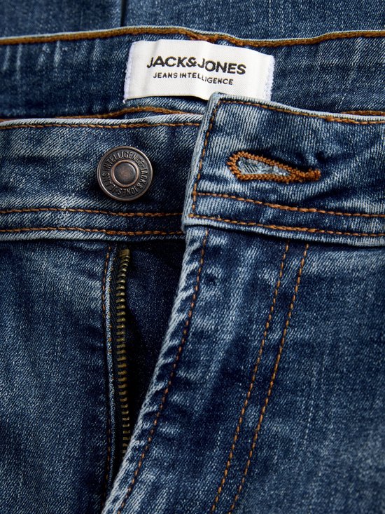 Sluiting van de spijkerbroek met rits en knoop, met 'JACK & JONES JEANS INTELLIGENCE' label.
