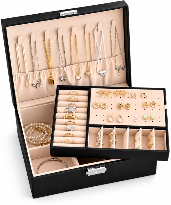 Zwarte sieradendoos met beige interieur, kettinghaken, ringrollen en diverse vakken voor oorbellen en armbanden.