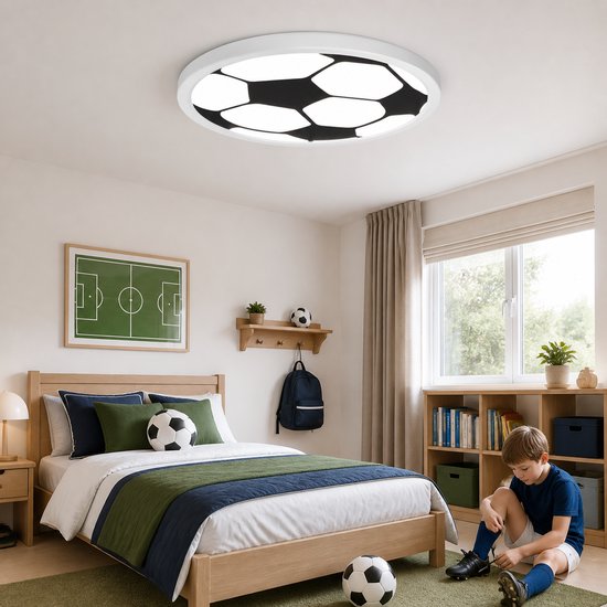 Ronde witte LED-plafondlamp in de vorm van een zwart-witte voetbal in een kinderkamer.