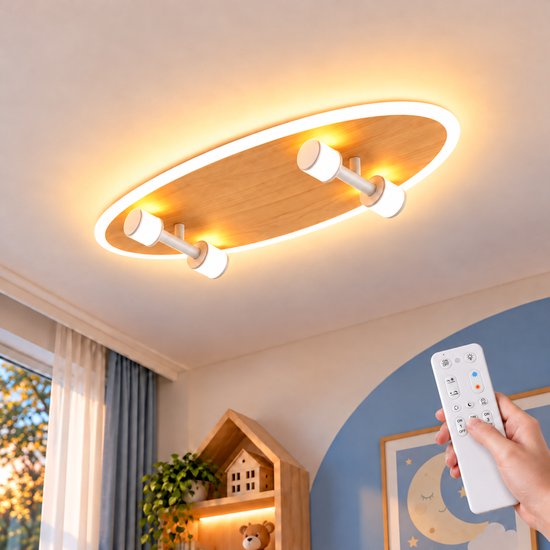 Skateboard-vormige plafondlamp van hout met LED-verlichting en afstandsbediening in een kinderkamer.