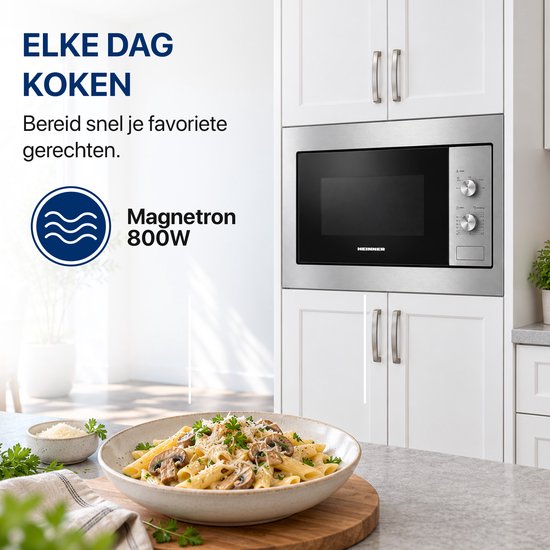 Zilverkleurige 800W inbouwmagnetron in een witte keuken, met een kom pasta op de voorgrond.