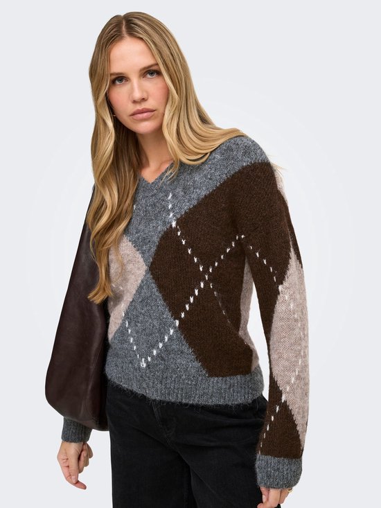 Model kijkt recht naar voren, draagt een v-hals trui met argyle-patroon in grijze, bruine en beige tinten.