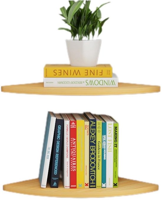 Twee zwevende hoekplanken van licht hout met boeken en een plant in een witte pot.