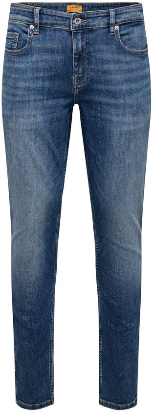 Voorkant van een donkerblauwe slim-fit jeans met knoopsluiting en riemlussen.