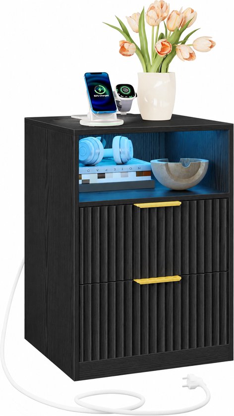 Nachtkastje Zwart met Ledverlichting – 2 Laden en Open Vak – 2 Stopcontacten, USB en USB-C – Goudkleurige Handgrepen – 40 × 39,8 × 60 cm