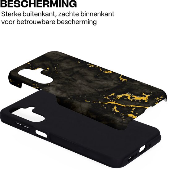Zwarte telefoonhoes met marmeren print in goudkleur. Twee delen: een zwarte binnenhoes en een marmeren buitenhoes.