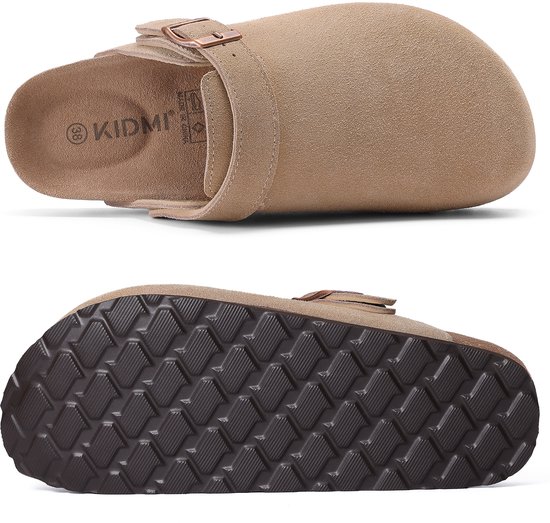 Bovenaanzicht en zool van beige suède klompjes met merknaam "KIDMI".