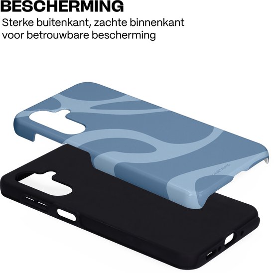 Zwarte telefoonhoes met een blauwe hoes met golvend patroon erop.