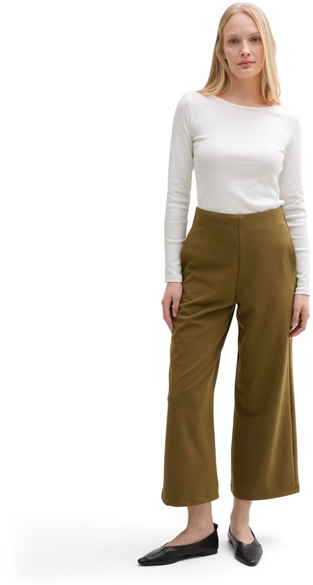 Model draagt een olijfgroene culotbroek met hoge taille.