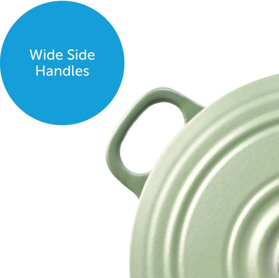 Groene braadpan met brede, ronde handvatten aan de zijkant.