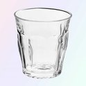 Een doorzichtig Duralex Picardie glas met verticale ribbels.