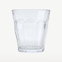 Een doorzichtig Duralex Picardie waterglas met verticale ribbels.