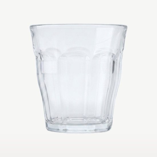 Een doorzichtig Duralex Picardie waterglas met verticale ribbels.