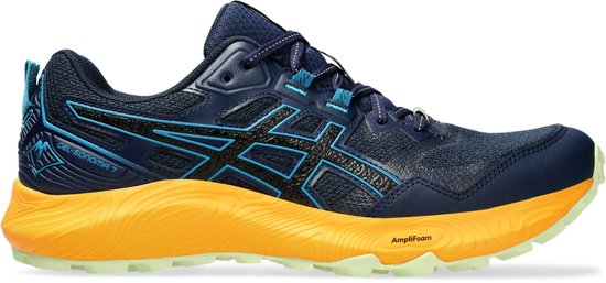 Zijprofiel van marineblauwe ASICS trailschoenen met oranje zolen en 'Amplifoam' op de zool.
