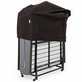 Een opklapbed met een zwart textiel hoes. De matras is grijs met witte stippen en de metalen constructie is zwart met wieltjes.