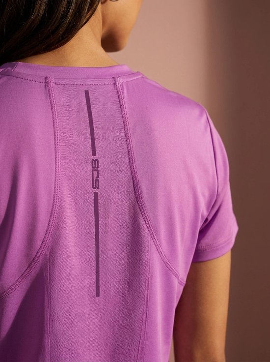 Detail van de achterkant van een paars sportshirt met verticale streep en SJG logo.