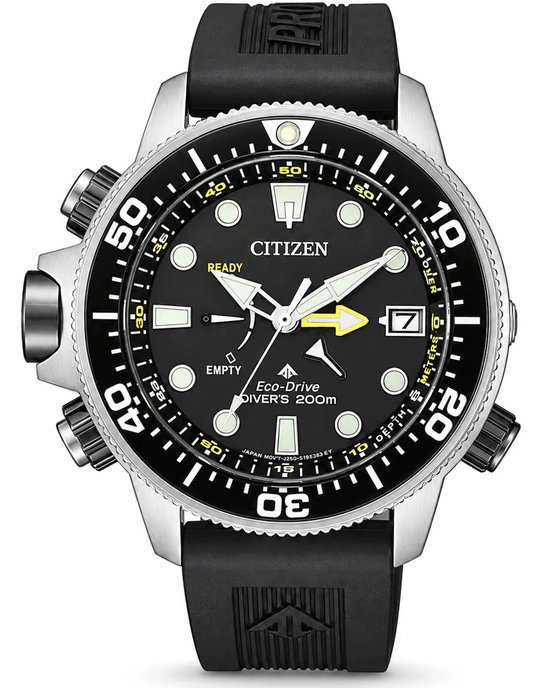Zwart Citizen Eco-Drive duikhorloge met zilverkleurige kast en gele secondewijzer. Drijvende wijzers en datumindicatie.