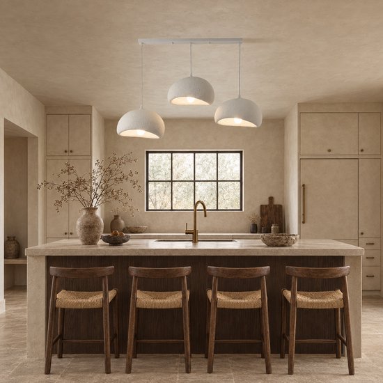 Drie witte, halfronde hanglampen met een ruw textuur boven een keukeneiland met vier houten barkrukken in een Japandi interieur.