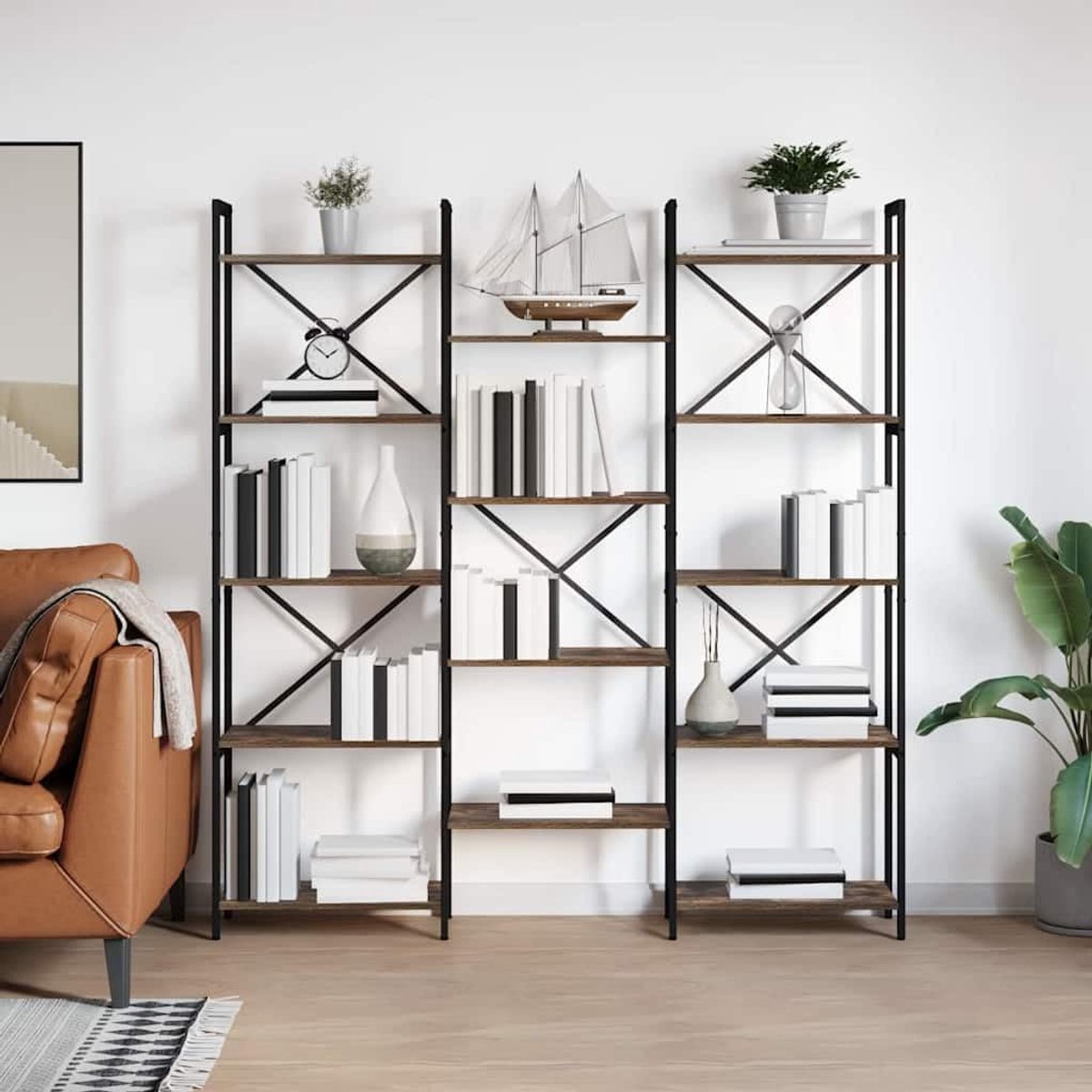 Industrieel rek met kruisstructuur en getrapte planken van robuust hout voor stedelijke ruimtes en rustieke decoratie thuis of