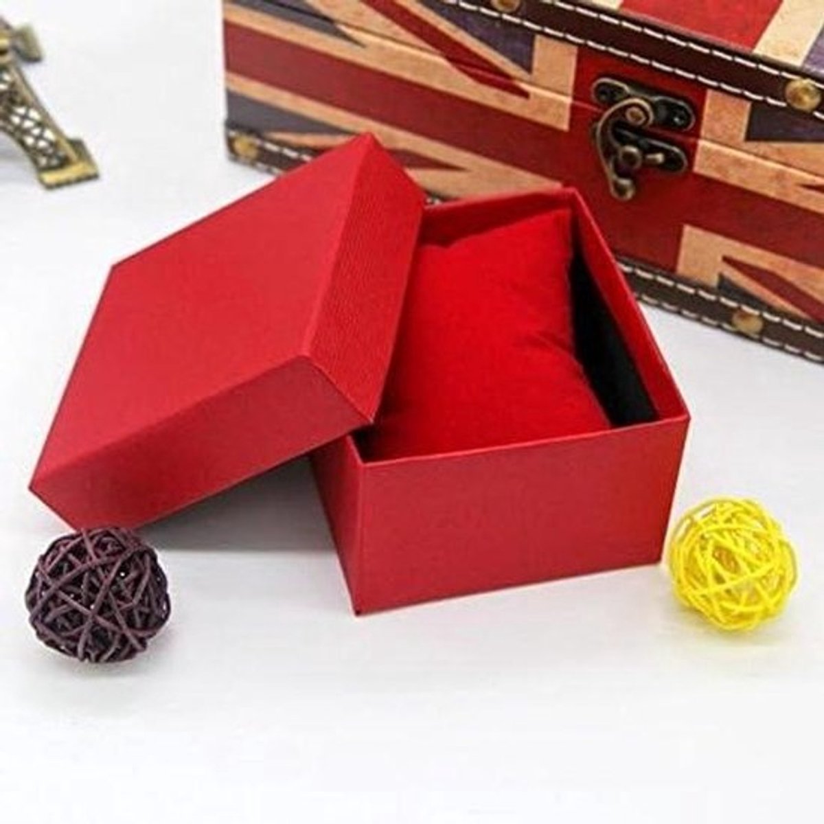 Juwelendoosje - Opbergdoosje Sieraden - Sieraden Opbergen - Stoffvrij Houden - 9x8x5.5cm - Rood