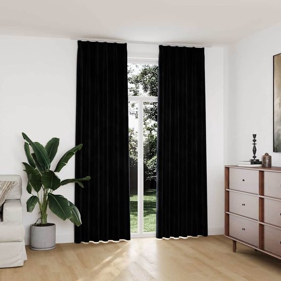 Twee zwarte fluwelen verduisterende gordijnen met haken, 140x245 cm.