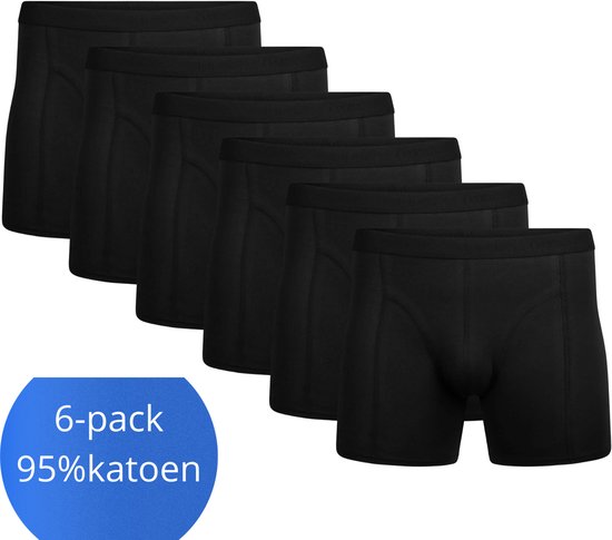Zes zwarte boxershorts op een rij met een blauwe cirkel met tekst: 6-pack 95%katoen.