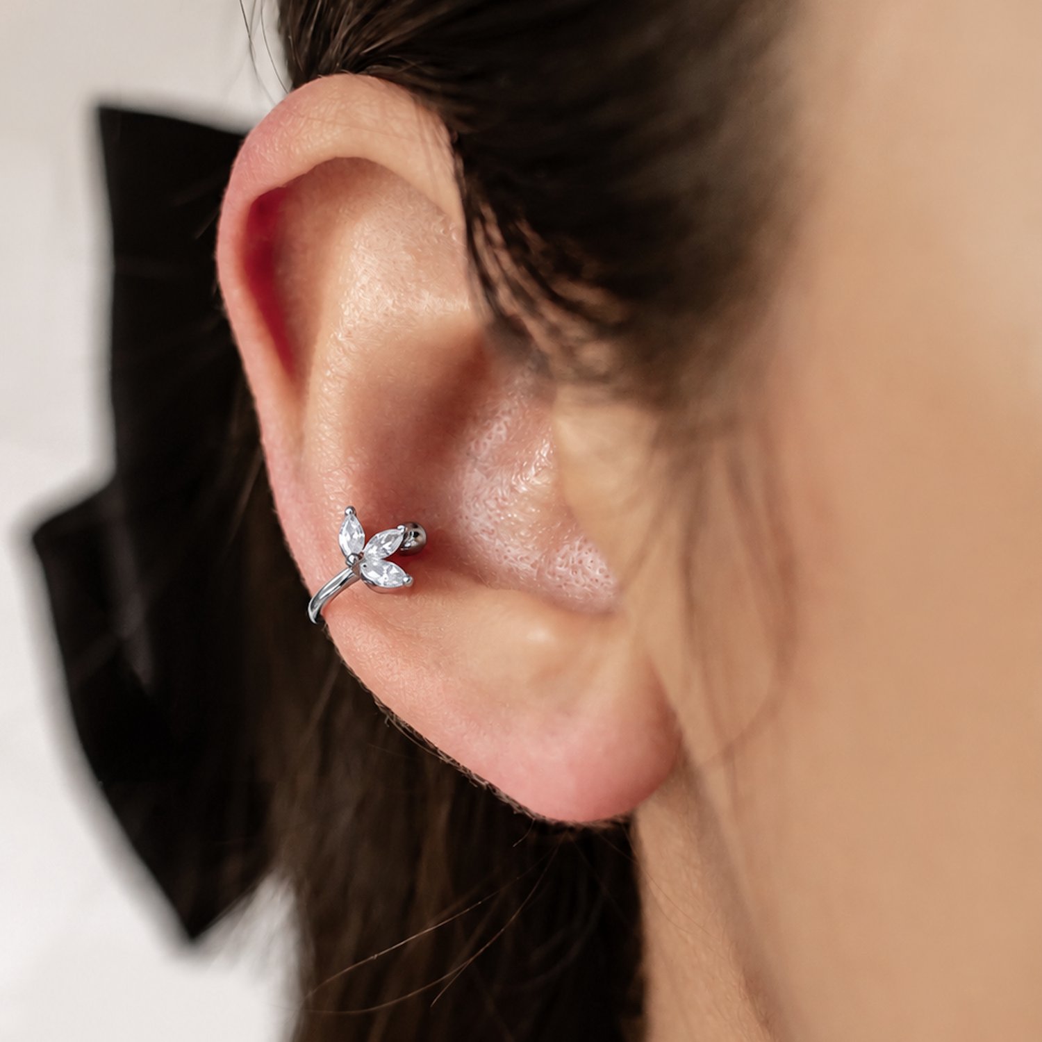 Hey Happiness Bloesem Earcuff - 925 Sterling Zilver - Zirkonia Ear Cuff - Luxe Bloem Orbellen - Cadeau Voor Vrouw - Zilver