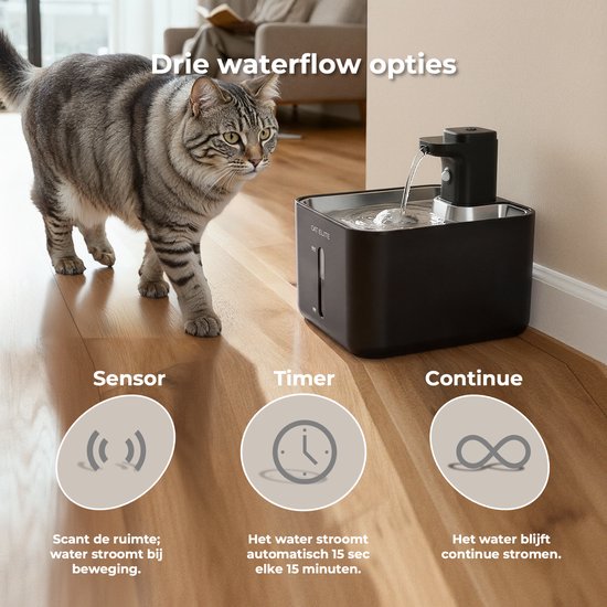 Kat naast zwarte Cat Elite drinkfontein met drie waterstroomopties: sensor, timer en continu.