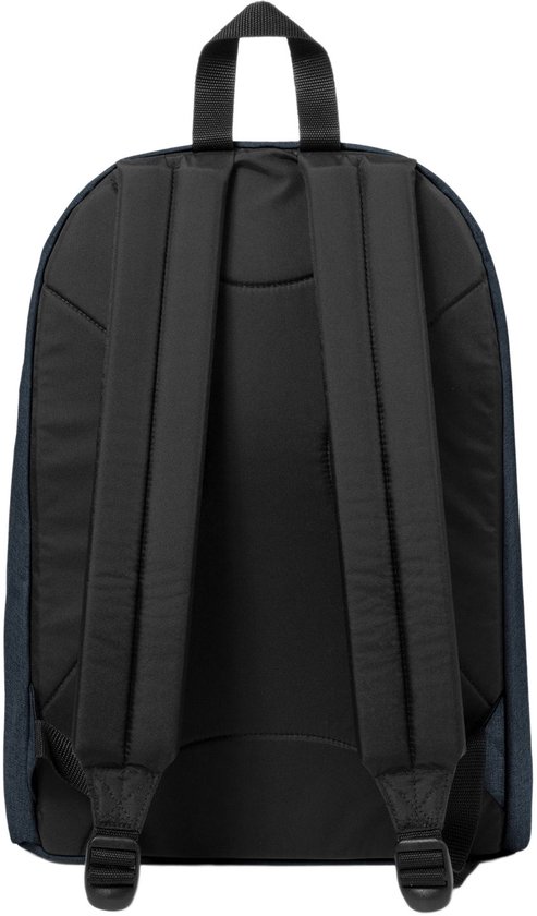 Achterkant van een donkerblauwe Eastpak rugzak met verstelbare zwarte schouderbanden.