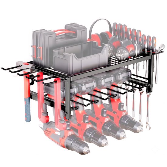 Zwart metalen wandrek met rode boormachines, gereedschapskoffers en oorbeschermers voor opslag.