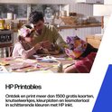 Vader en dochter knutselen met papier aan een tafel. Tekst: HP Printables: ontdek en print gratis kaarten en knutselwerkjes.