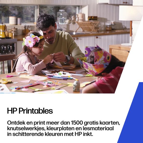 Vader en dochter knutselen met papier aan een tafel. Tekst: HP Printables: ontdek en print gratis kaarten en knutselwerkjes.