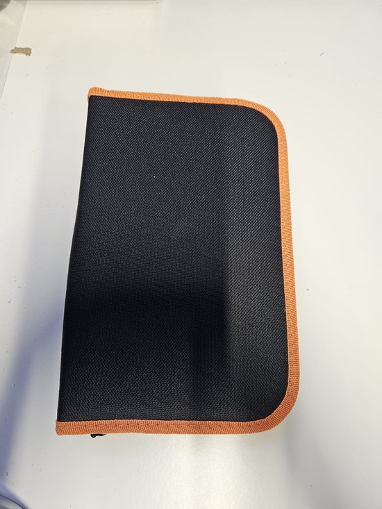 Zwarte opberghoes voor snijgereedschap met opvallende oranje rand.
