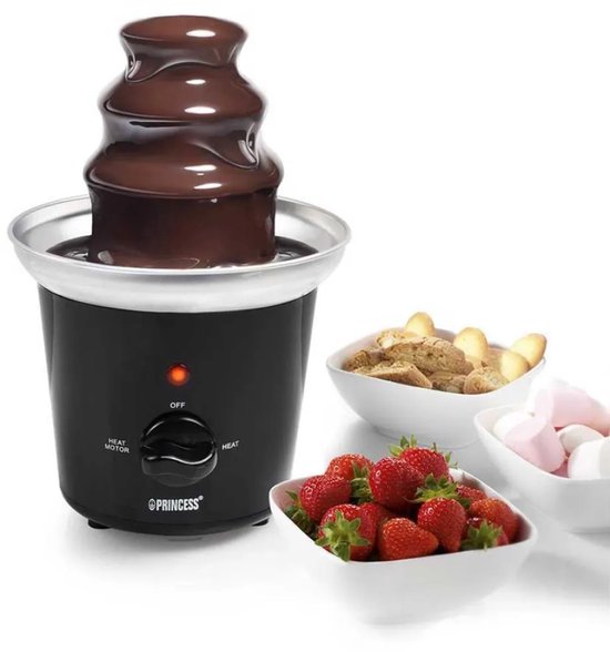 Princess chocoladefontein met stromende chocolade, geserveerd met bakjes aardbeien, marshmallows en koekjes.