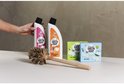 Marcel's Green Soap toiletproducten en een houten toiletborstel op een witte ondergrond.